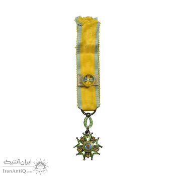 نشان تاج کیانی درجه 3 - با جعبه و روبان فابریک - شب - AU - محمد رضا شاه