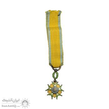 نشان تاج کیانی درجه 3 - با جعبه و روبان فابریک - شب - AU - محمد رضا شاه