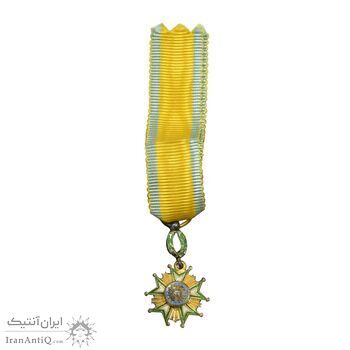 نشان تاج کیانی درجه 2 - با جعبه و روبان فابریک - شب - AU - محمد رضا شاه