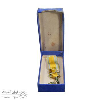 نشان تاج کیانی درجه 2 - با جعبه و روبان فابریک - شب - AU - محمد رضا شاه