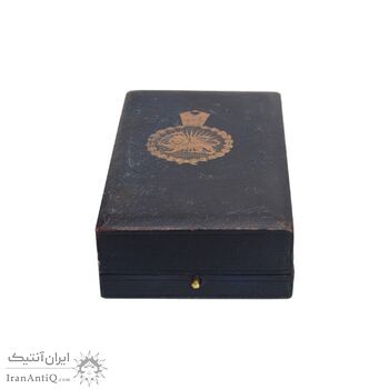 نشان تاج درجه چهار 1332 - با جعبه و روبان فابریک - AU - احمد شاه