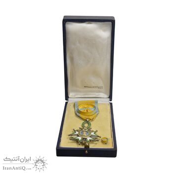 نشان تاج درجه چهار 1332 - با جعبه و روبان فابریک - AU - احمد شاه
