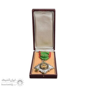 نشان همایونی درجه چهار - با جعبه و روبان فابریک - UNC - رضا شاه