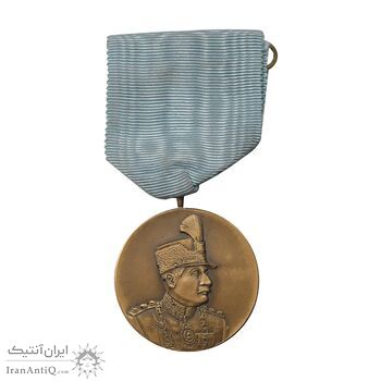 مدال یادگار تاجگذاری 1305 - با جعبه و روبان فابریک - UNC - رضا شاه