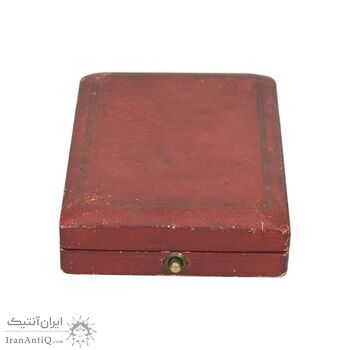 مدال یادگار تاجگذاری 1305 - با جعبه و روبان فابریک - UNC - رضا شاه