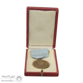 مدال یادگار تاجگذاری 1305 - با جعبه و روبان فابریک - UNC - رضا شاه