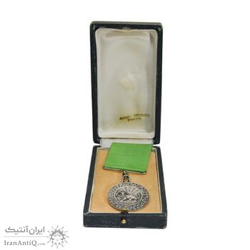 مدال نقره بپاداش خدمت - با جعبه و روبان فابریک - UNC - رضا شاه