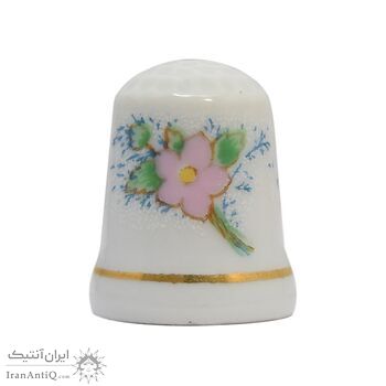 انگشتانه چینی قدیمی با طرح لباس محلی مایورکا  - کد 007066 انگشتانه چینی قدیمی با طرح لباس محلی مایورکا  - کد 007066