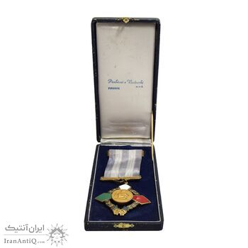 نشان خدمات ورزشی - با روبان و جعبه فابریک - EF - محمد رضا شاه