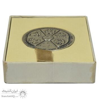 مدال نقره انقلاب سفید 1346 - با جعبه فابریک - AU - محمد رضا شاه