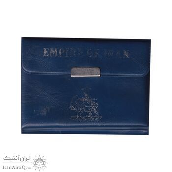 مدال نقره 100 ریال جشنهای 2500 ساله 1350 - طلایی با کاور فابریک - PF58 - محمد رضا شاه