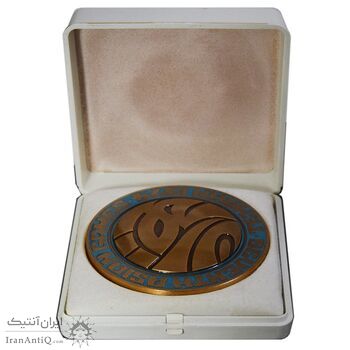 مدال یادبود بازی های آسیایی تهران 1353 - جعبه فابریک - UNC - محمد رضا شاه