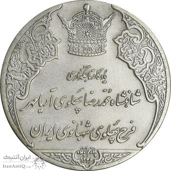 مدال نقره انقلاب سفید 1346 - با جعبه فابریک - UNC - محمد رضا شاه