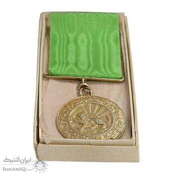 مدال نقره بپاداش خدمت - طلایی - با جعبه - AU50 - رضا شاه