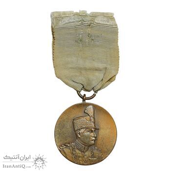 مدال یادگار تاجگذاری 1305 - با روبان فابریک - AU50 - رضا شاه