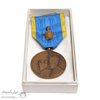 مدال برنز آویزی تاجگذاری 1346 (روز) با جعبه فابریک - UNC - محمد رضا شاه