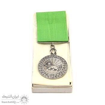 مدال نقره بپاداش خدمت (با جعبه و روبان فابریک) - UNC - رضا شاه