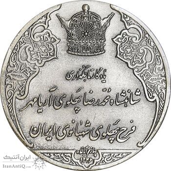 مدال نقره انقلاب سفید 1346 - با جعبه فابریک - UNC - محمد رضا شاه