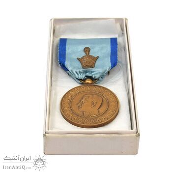 مدال یادبود آویزی بیست و پنجمین سده (روز) - با جعبه فابریک - AU58 - محمد رضا شاه مدال یادبود آویزی بیست و پنجمین سده (روز) - با جعبه فابریک - AU58 - محمد رضا شاه