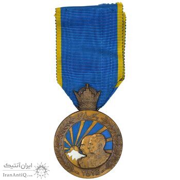 مدال برنز آویزی پنجاهمین سال پادشاهی پهلوی 2535 (با روبان و جعبه) - AU - محمد رضا شاه مدال برنز آویزی پنجاهمین سال پادشاهی پهلوی 2535 (با روبان و جعبه) - AU - محمد رضا شاه