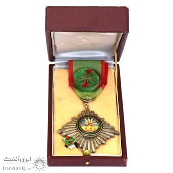 نشان همایونی درجه چهار (با جعبه و روبان فابریک) - AU - رضا شاه