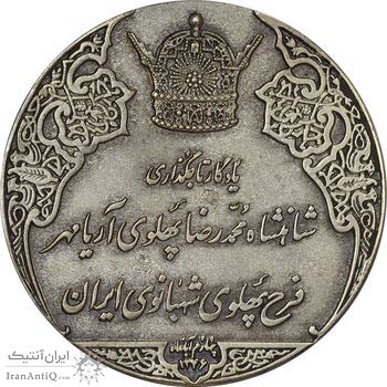 مدال نقره انقلاب سفید 1346 (با جعبه فابریک) - AU55 - محمد رضا شاه