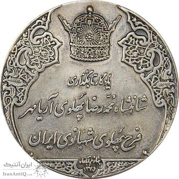 مدال نقره انقلاب سفید 1346 (با جعبه فابریک) - AU58 - محمد رضا شاه