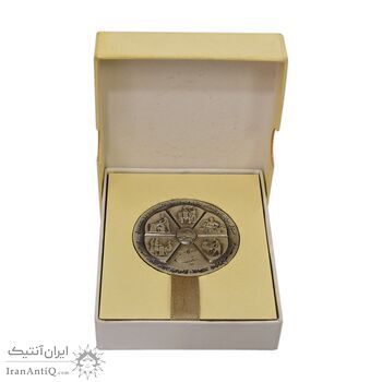 مدال نقره انقلاب سفید 1346 (با جعبه فابریک) - UNC - محمد رضا شاه