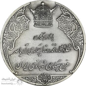 مدال نقره انقلاب سفید 1346 (با جعبه فابریک) - UNC - محمد رضا شاه