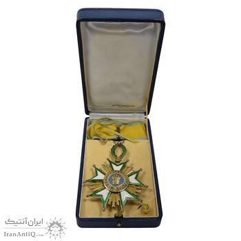 نشان تاج درجه سه 1332 (با جعبه و روبان) - AU - احمد شاه