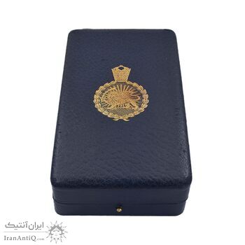 نشان تاج درجه سه 1332 (با جعبه و روبان) - AU - احمد شاه