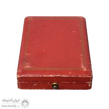 مدال یادگار تاجگذاری 1305 (با جعبه و روبان فابریک) - UNC - رضا شاه