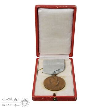 مدال یادگار تاجگذاری 1305 (با جعبه و روبان فابریک) - UNC - رضا شاه