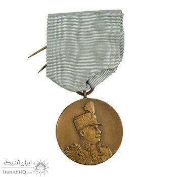 مدال یادگار تاجگذاری 1305 (با جعبه و روبان فابریک) - UNC - رضا شاه