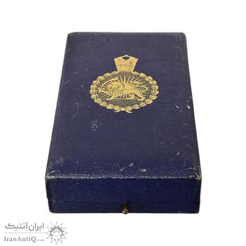 نشان تاج درجه پنج 1332 (با جعبه و روبان فابریک) - UNC - احمد شاه