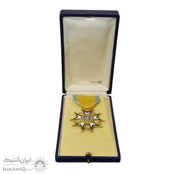 نشان تاج درجه پنج 1332 (با جعبه و روبان فابریک) - UNC - احمد شاه