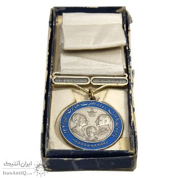 مدال یادبود میلاد فرخنده والا حضرت همایون ولیعهد 1348 (با جعبه و روبان فابریک) - EF45 - محمد رضا شاه