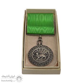 مدال نقره بپاداش خدمت (با جعبه و روبان فابریک) - UNC - رضا شاه