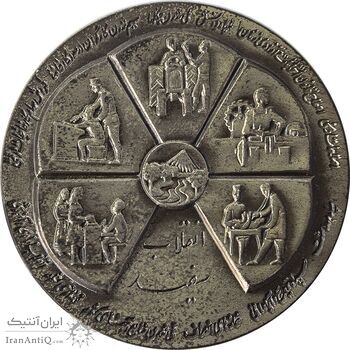 مدال نقره انقلاب سفید 1346 (با جعبه فابریک) - AU53 - محمد رضا شاه مدال نقره انقلاب سفید 1346 (با جعبه فابریک) - AU53 - محمد رضا شاه