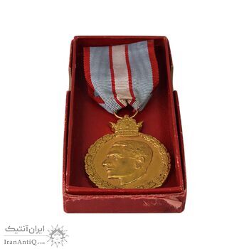 مدال یادبود 28 مرداد 1332 (با روبان و جعبه) - AU - محمدرضا شاه