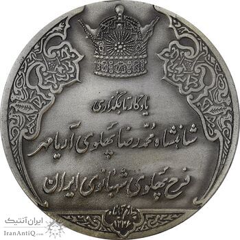 مدال نقره انقلاب سفید 1346 (با جعبه فابریک) - UNC - محمد رضا شاه