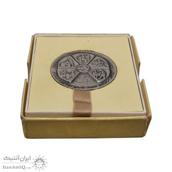 مدال نقره انقلاب سفید 1346 (با جعبه فابریک) - UNC - محمد رضا شاه