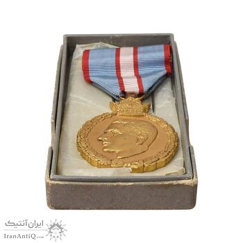 مدال یادبود 28 مرداد 1332 (با روبان و جعبه فابریک متفاوت) - UNC - محمدرضا شاه